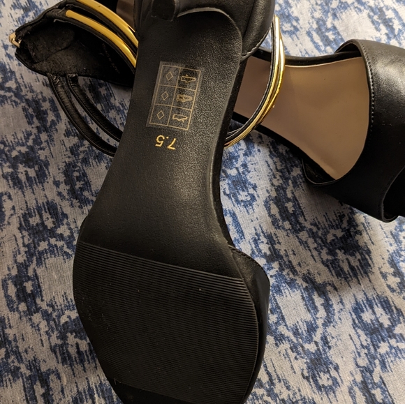 Le chateau Gold ankle strap black heels Size 7.5 - Picture 5 of 5